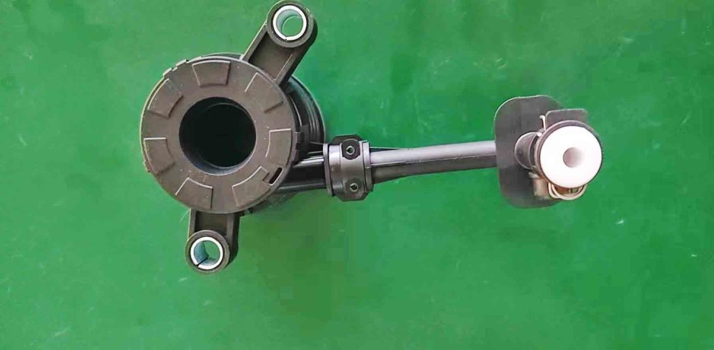 What is the difference between master cylinder and slave cylinder